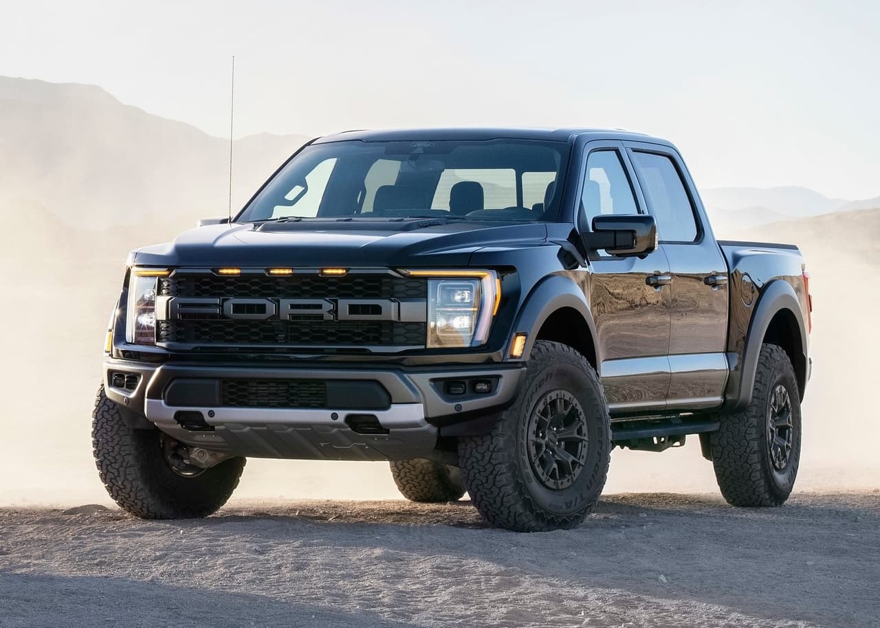 <h3 class="cms-H3-H3"><b>Ford F-150 Raptor</b></h3>
<br>
<br>El nombre Raptor proviene de velociraptor, las feroces y ágiles criaturas que habitaron en la tierra hace unos 75 millones de años. Esta camioneta hace honor a su nombre al ser una de las pickups de alto rendimiento más potentes, rápidas y capaces del mundo.
<br>