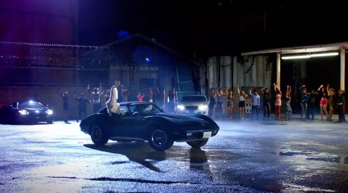 En el videoclip de su éxito 'La noche de los dos', grabado junto a Natalia Jiménez, cantante del desaparecido grupo español La Quinta Estación, aparece este Chevrolet Corvette C3 de 1975.