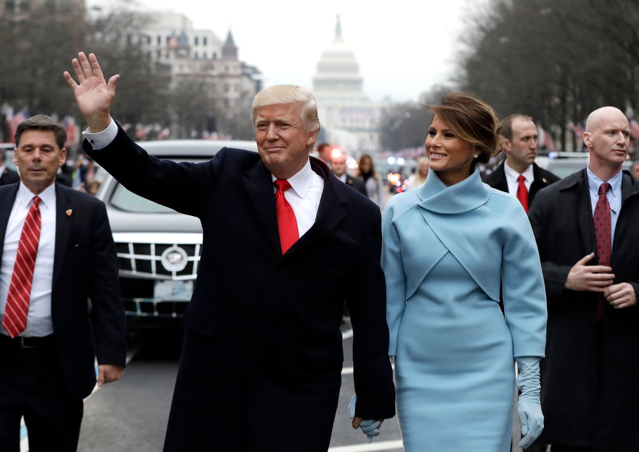Donald y Melania Trump saludan a pie a los espectadores durante el desfile.