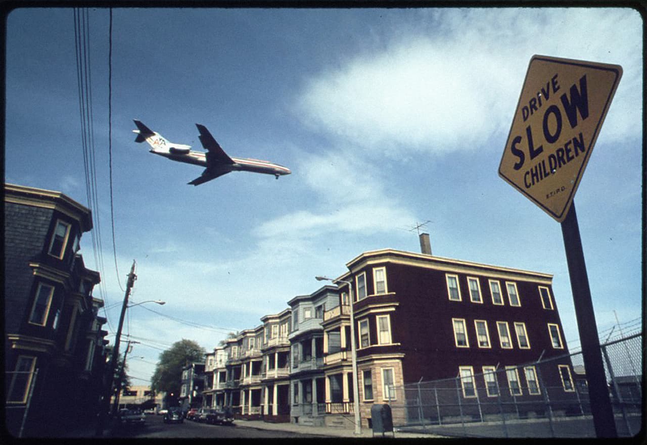 Hasta 1982, la EPA aplicó la Ley de Control de Ruidos de 1972, la cual le daba a la agencia la facultad de regular los niveles de ruido. Aunque el estatuto principalmente les dio el poder de establecer normas para los trenes y los autos, también daba a la Administración Federal de Aviación algunas recomendaciones sobre los aeropuertos. La fotografía es de un avión que sobrevuela las casas en Boston, 1973.
