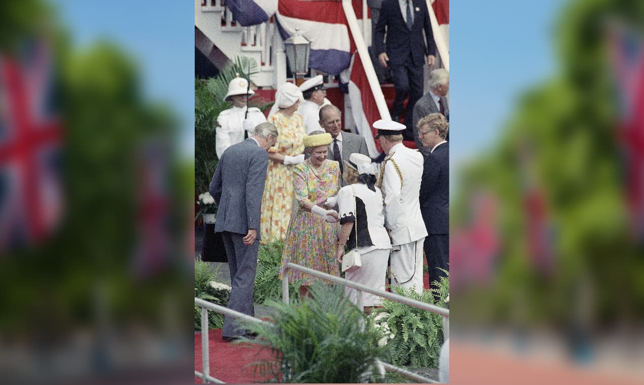 La reina Isabel II y el príncipe Felipe, duque de Edimburgo, son recibidos el lunes 20 de mayo de 1991 en Tampa, Florida, temprano cuando salen del Royal Yacht para una breve visita a la ciudad portuaria.