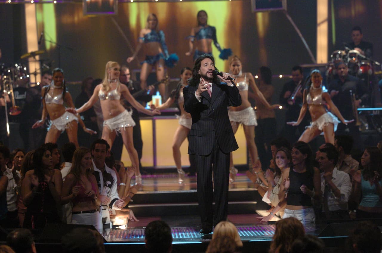 Marco Antonio Solís, uno de los artistas predilectos en Premio lo Nuestro, también se llevó a casa dos galardones esa noche en la categoría Regional Mexicana: Mejor Artista Masculino y Álbum del Año por 'Tu amor o tu desprecio'. Además interpretó la canción 'Más que tu amigo'.