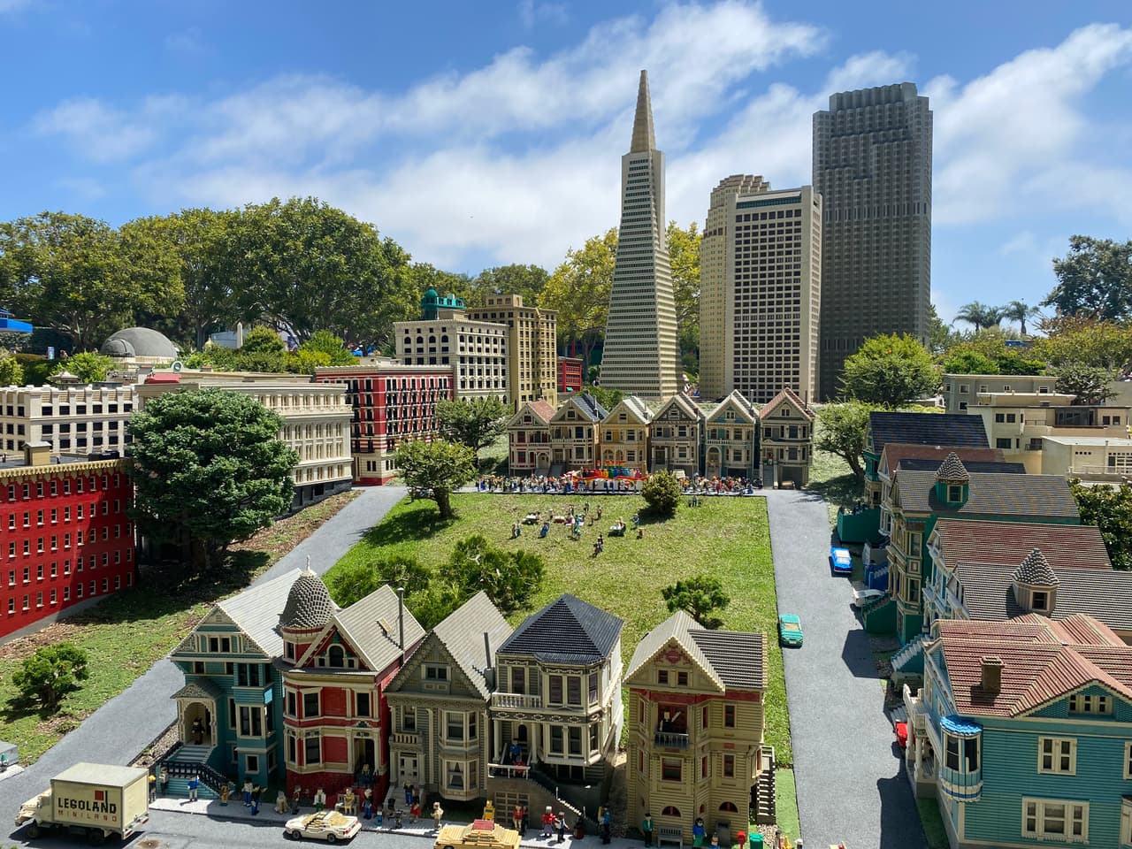 Las famosas casas Painted Ladies y la comparsa del orgullo LGTBQ también forma parte de la muestra.