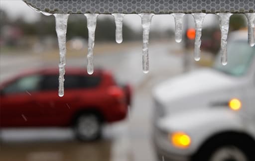 Decenas de vías fueron clausuradas este martes en Houston debido a la acumulación de hielo.
