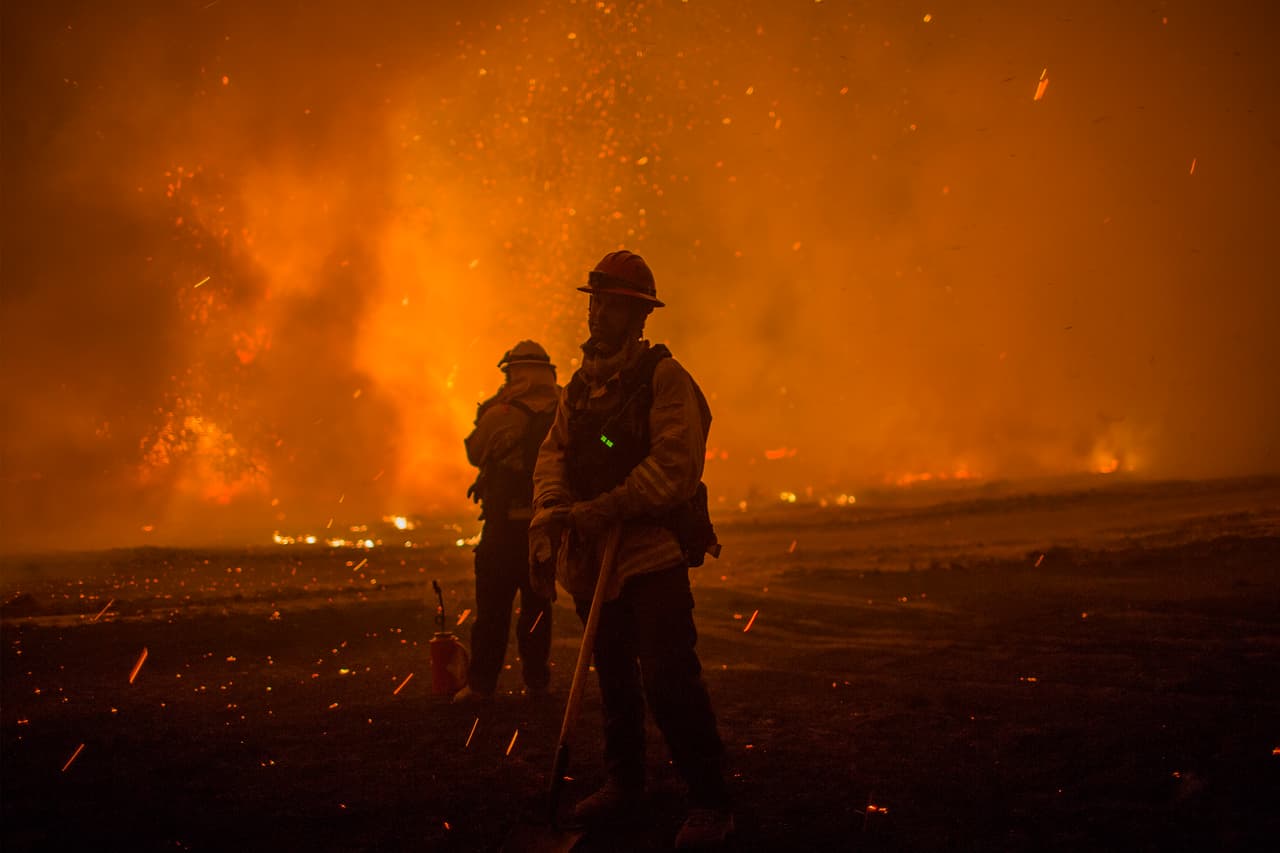 Durante las noches los bomberos trabajan sin descanso para impedir que los fuertes vientos propagen aún más las llamas. 
<b><a href="http://www.univision.com/los-angeles/kmex/noticias/planeta/aun-falta-lo-peor-de-los-incendios-en-el-sur-de-california-y-esta-es-la-razon">Los vientos de Santa Ana</a></b> han sido uno de los factores que han empeorado la situación durante esta emergencia.