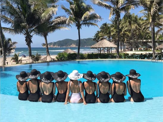 Todas usaban el mismo traje de baño, pero eso sí, la novia vestía de blanco.