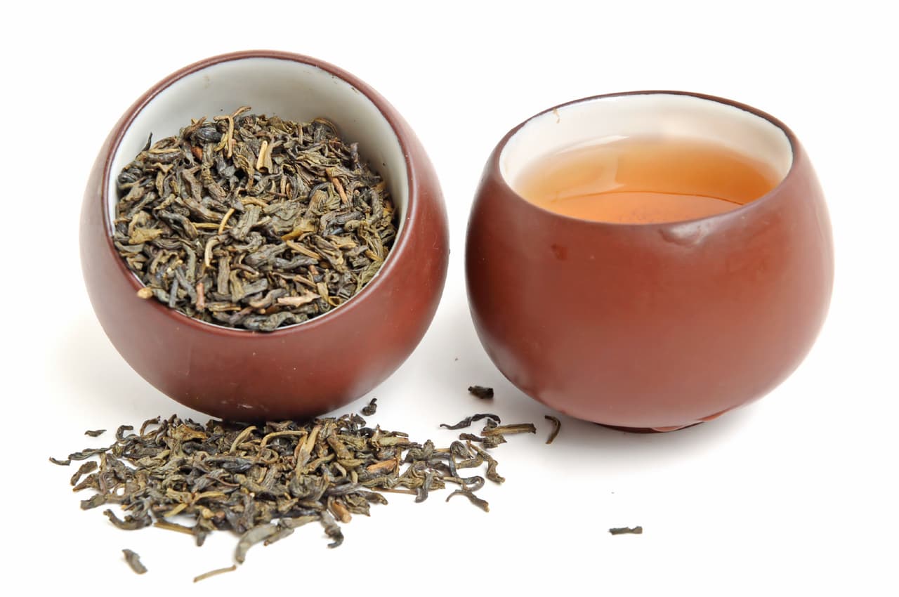 Blanco. De origen chino, se logra a base de hojas de té y tallos jóvenes.