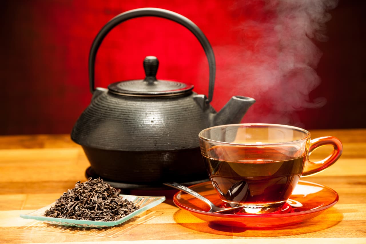 <b>4. Té negro.</b> Las compresas con té negro te quitará por unos momentos el dolor.
