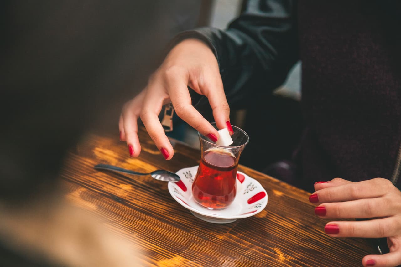 El mundo actual nos inunda de motivos que nos hacen sentir estresadas. Mucha tensión, sin embargo, puede enfermarnos, causándonos desde contracturas hasta insomnio.
