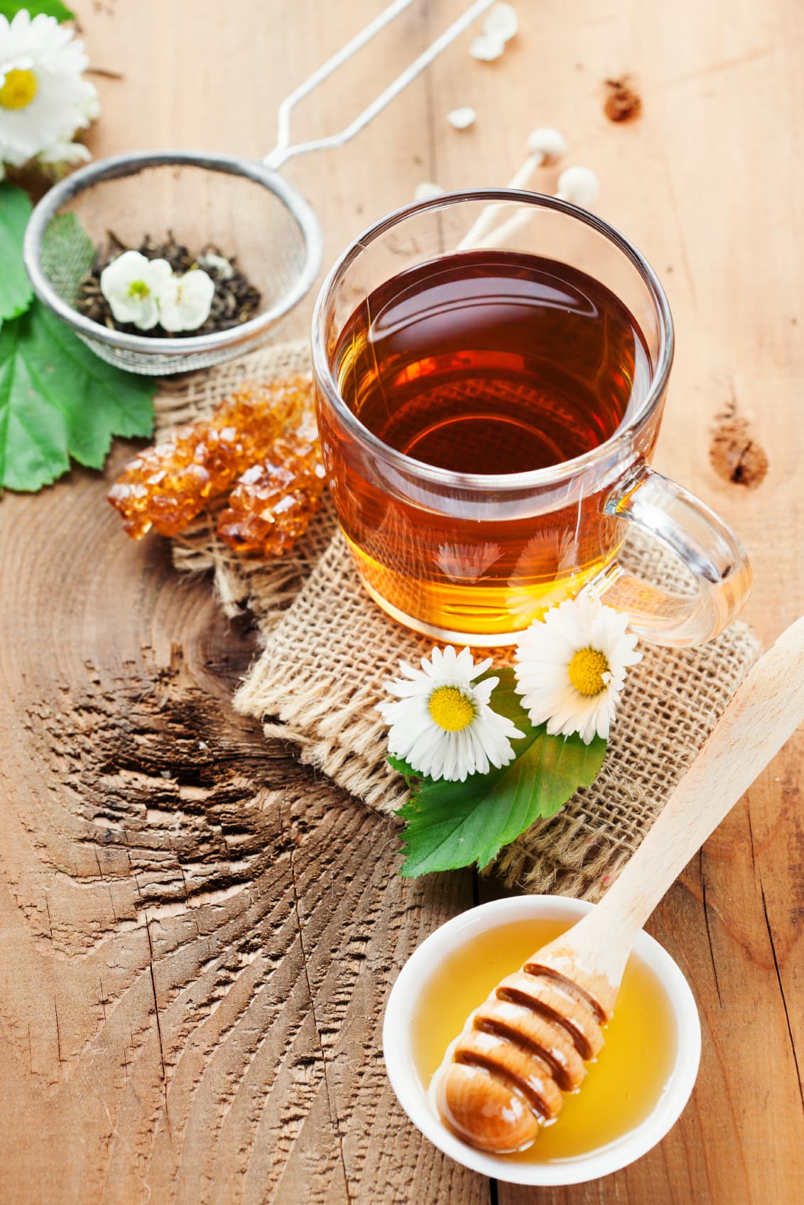 Manzanilla. Su relaxing effect es producto de su capacidad de relajar los vasos sanguíneos y calmar las fibras musculares. ¿Necesitas una buena noche de sueño? Bebe una taza de esta infusión 45 minutos antes de acostarte.