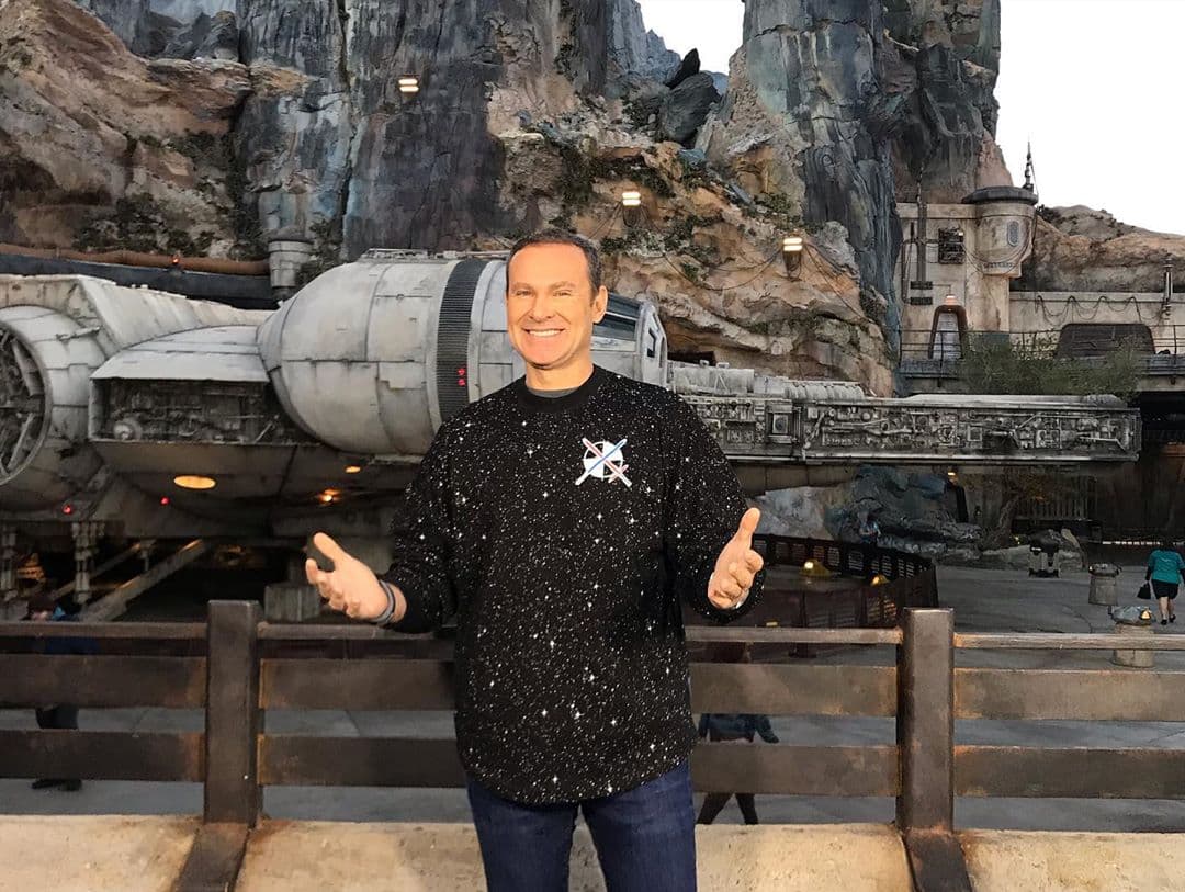 Alan es 
<a href="https://www.univision.com/shows/despierta-america/que-la-fuerza-lo-acompane-alan-tacher-se-enfrento-al-lado-oscuro-en-la-nueva-atraccion-de-star-wars-en-disney-video" target="_blank">fan de 'Star Wars'</a>, por lo que estos viajes de trabajo resultan ser todo un sueño.