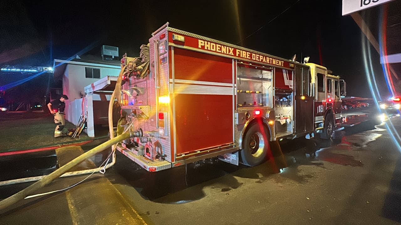 Al llegar al lugar los bomberos encontraron humo denso proveniente de la vivienda, pues el fuego ya había quemado el primer y segundo piso de la unidad.