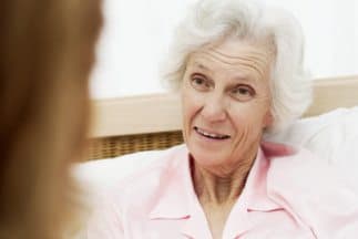 <b>Pérdida de memoria que altera la vida diaria| </b>Uno de los 
<a href="https://training.alz.org/products/4062/10-warning-signs-of-alzheimers" target="_blank">signos más comunes de la enfermedad de Alzheimer</a>, especialmente en la etapa inicial, es olvidar la información aprendida recientemente. Otros signos incluyen olvidar compromisos importantes, hacer las mismas preguntas repetidamente y una creciente dependencia de ayudas para la memoria o miembros de la familia para las cosas que generalmente se encuentran a mano.