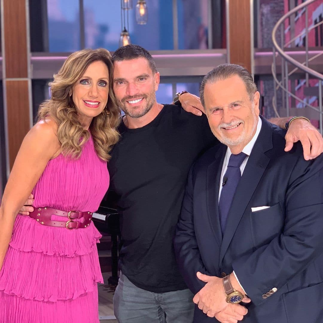 Mientras Raúl de Molina estuvo vacacionando por Hawái, Julián Gil se desempeñó como presentador invitado en algunas emisiones de El Gordo y La Flaca junto a Lili Estefan.