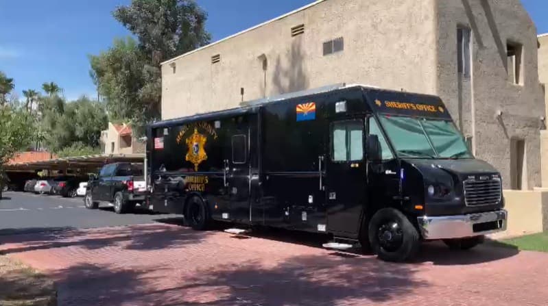 De pronto, fue agredido a tiros, por lo que respondió.