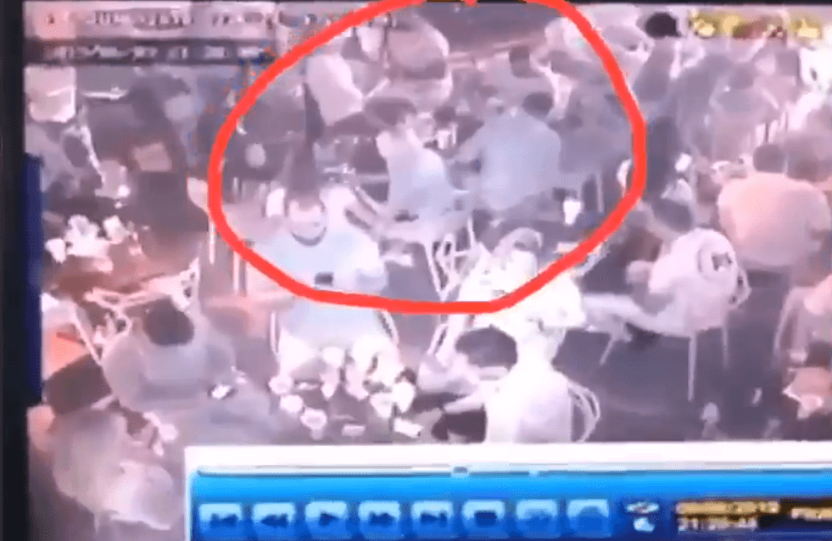 Parecía una noche tranquila en este lugar. Alrededor de la mesa en la que se hallaba Ortiz, en el círculo en la imagen, las cosas marchaban en paz.