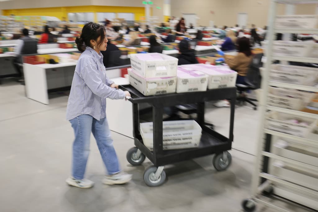 El Metro de Los Ángeles ofrece transporte gratuito en todos sus servicios durante el día para facilitar el acceso a las urnas, medida promovida por la alcaldesa Karen Bass y el Registro de Votantes del Condado.