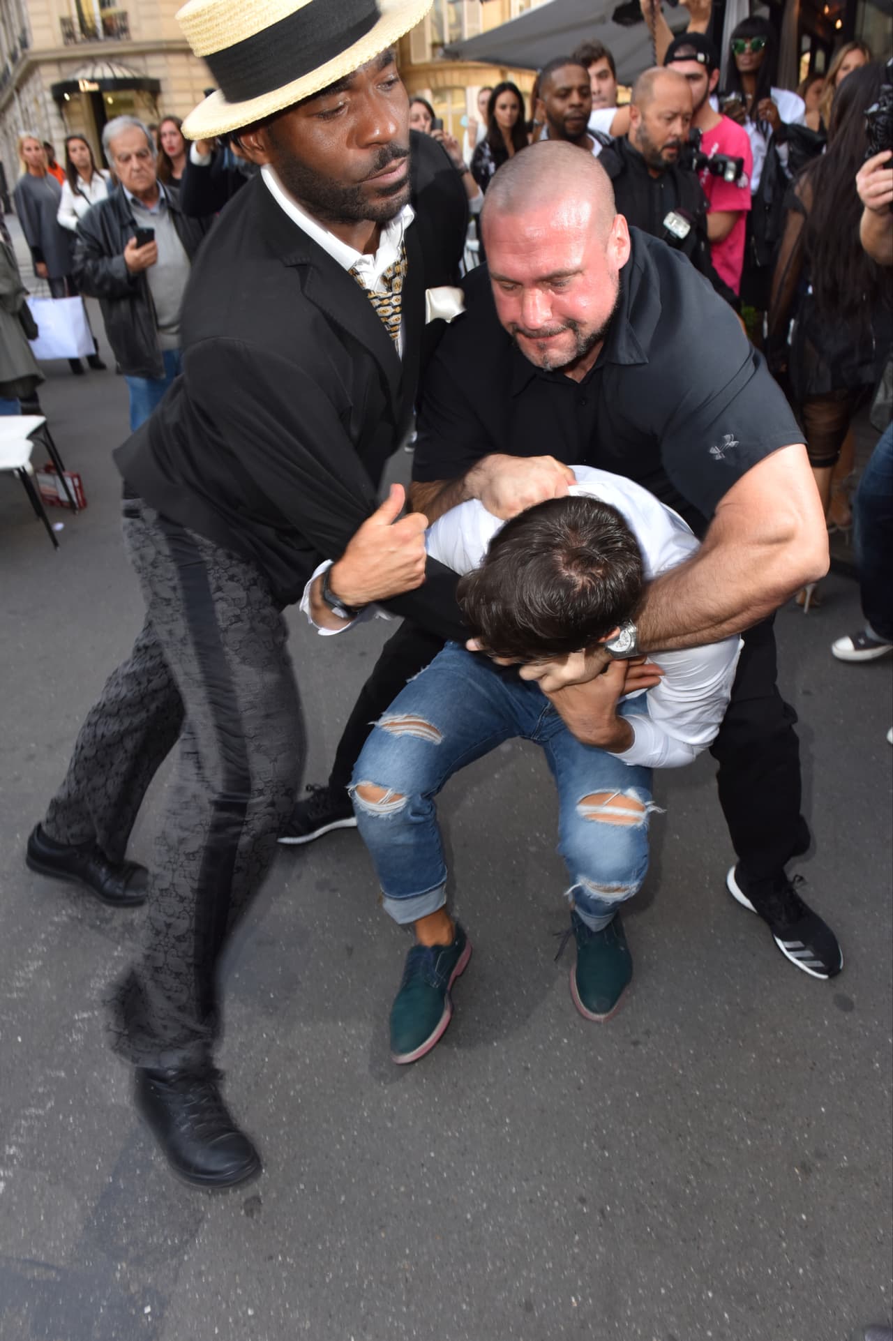 "Su fama como terror de las celebridades se consagró cuando se arrojó a abrazar en 2014 las piernas de Bradley Cooper y Leonardo Dicaprio, para luego atreverse en Cannes a intentar meterse en la abullonada falda del vestido tipo pastel que llevaba America Ferrera. Tampoco es la primera vez que Kim Kardashian debe lidiar con las intromisiones de este personaje. En 2014, durante el desfile de Balmain, Vitalii Sediuk intentó jalarla de las piernas hasta casi hacerla caer de su silla", comentó 
<b><a href="http://www.univision.com/estilo-de-vida/trending/quien-es-vitalii-sediuk-el-hombre-que-intento-besar-el-trasero-de-kim-kardashian">Univision Noticias</a></b> en su momento.