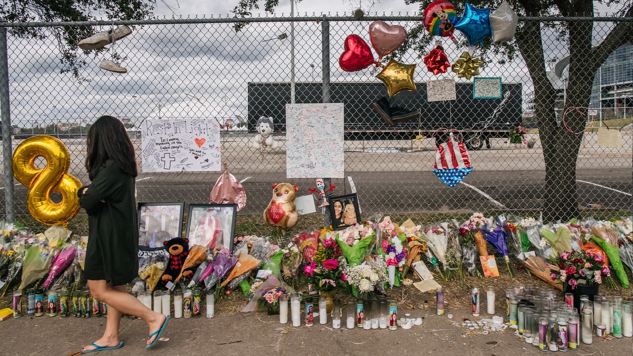 <b>TMZ obtuvo en exclusiva documentos legales </b>que el rapero presentó, negando las 
<b>acusaciones en su contra por parte de Jessie García,</b> quien estuvo entre la multitud en el festival. En la fotografía se observa el altar que levantaron los familiares de las víctimas del Astroworld.