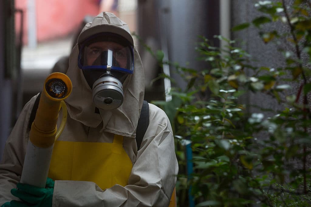 El uso de pesticidas sigue siendo una opción para controlar a los mosquitos, pero hay nuevas posibilidades.