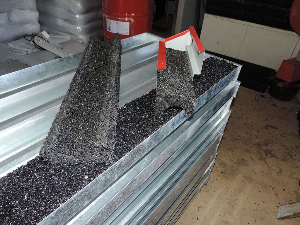 En Noumea, Nueva Caledonia, han creado un nuevo dispositivo hecho de agregados de caucho reciclado para evitar el crecimiento de mosquitos en aguas estancadas, especialmente en las cunetas.