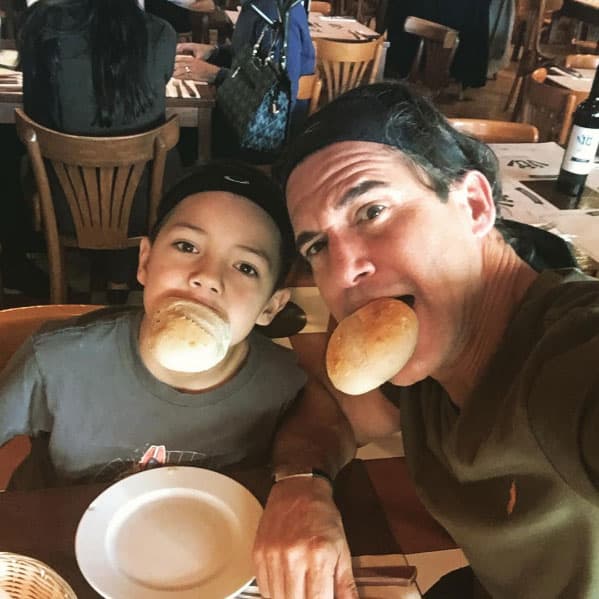 Este par son grandes amigos, tienen una linda relación padre e hijo.