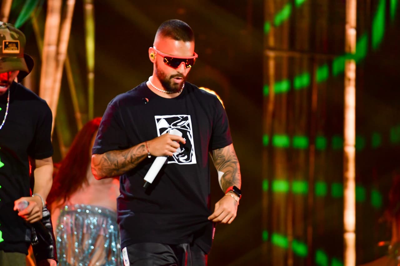Maluma optó por la comodidad que solo puede dar un look 
<i>sport</i>: playera, pantaloncillos cortos y gafas oscuras (que prácticamente nunca se quitó).
