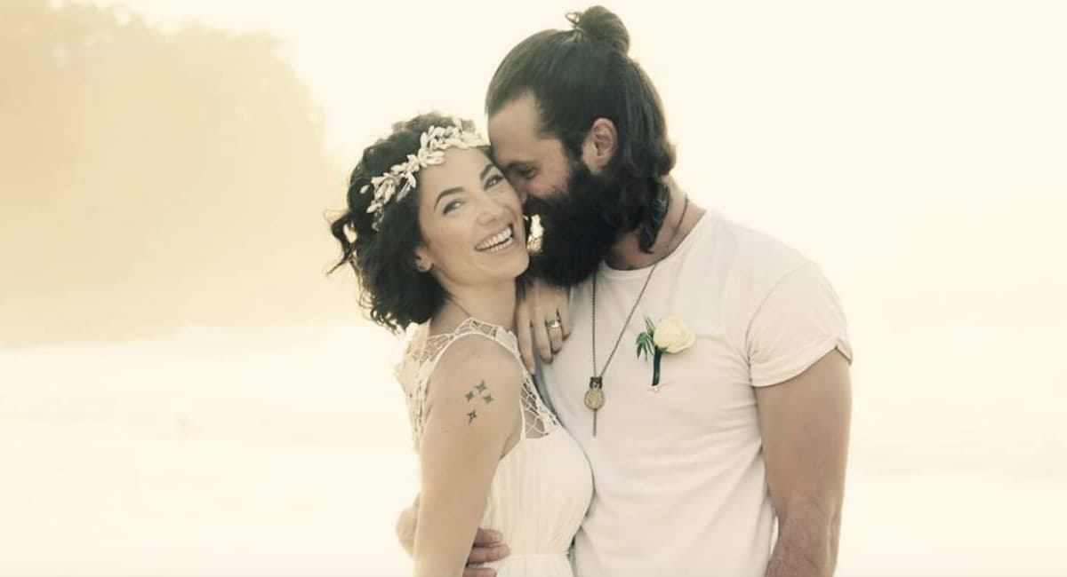 Bárbara Mori se casó en febrero de 2016 con el beisbolista Kennet Ray en la Riviera Nayarit, en el Pacífico mexicano. Su matrimonio duró menos de un año y, aunque la actriz no ha querido confirmar su separación, durante una conferencia de prensa a mediados de agosto de 2017 apareció sin su argolla de casada.