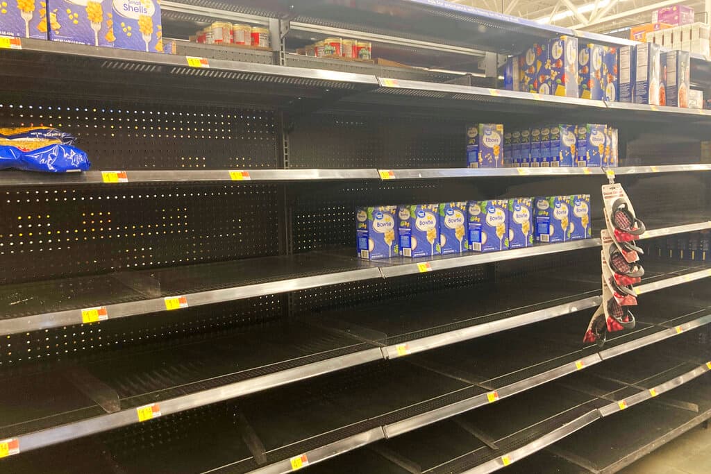 Entre el clima severo, las dificultades de la cadena de suministros y el impacto de la variante ómicron se ha agudizado la escacez en muchas tiendas de comestibles de EEUU. Así se veía este martes una estantería de un Walmart en Anchorage, Alaska.