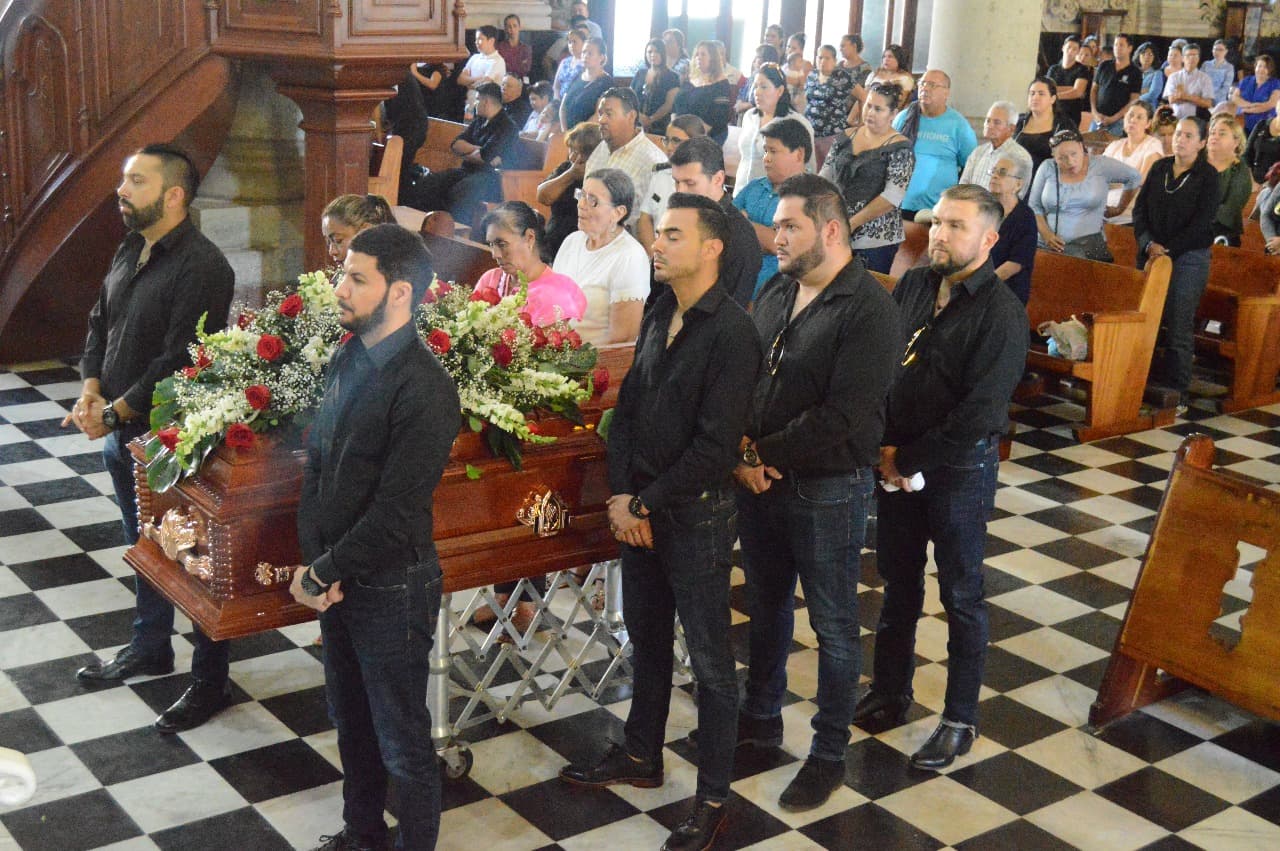 Los integrantes de La Banda El Recodo se hicieron presentes en la Catedral de Mazatlán, para montar guardia de honor a su querida amiga.