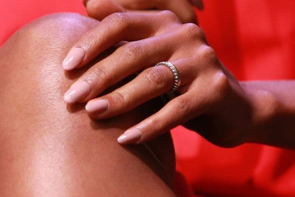 Los rosa pálido, además de verse muy delicados, lucen más en las pieles bronceadas.