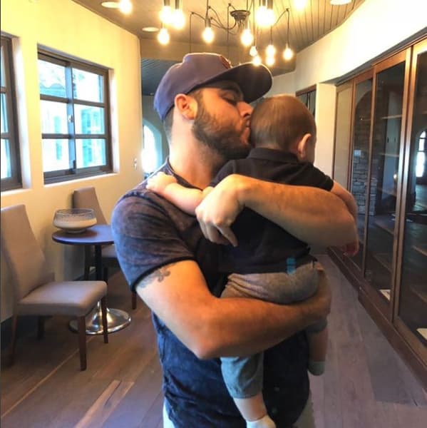 Gerardo mantuvo en secreto que se convertiría en papá, fue hasta el 14 de febrero de 2018 cuando sorprendió a sus fanáticos con esta imagen en sus redes sociales, donde dio a conocer la noticia: "El mejor Día de San Valentín, con el amor de mi vida. Santiel Ortiz", escribió en Instagram.
<br>