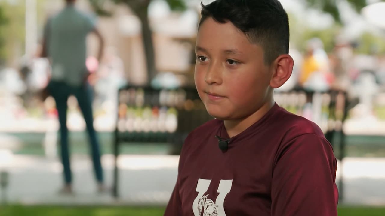 Luego del tiroteo, policías ayudaron a Jayden Pérez y varios compañeros suyos del cuarto grado a escapar por una ventana de su salón. El pequeño teme volver a la escuela y que algo así vuelva a suceder. 
<a href="https://www.univision.com/noticias/estados-unidos/jefe-de-seguridad-de-texas-reconoce-que-fue-un-error-no-tumbar-la-puerta-del-salon-donde-estaba-atrincherado-el-atacante" target="_blank">Sigue lo último del tiroteo en nuestro blog</a>.