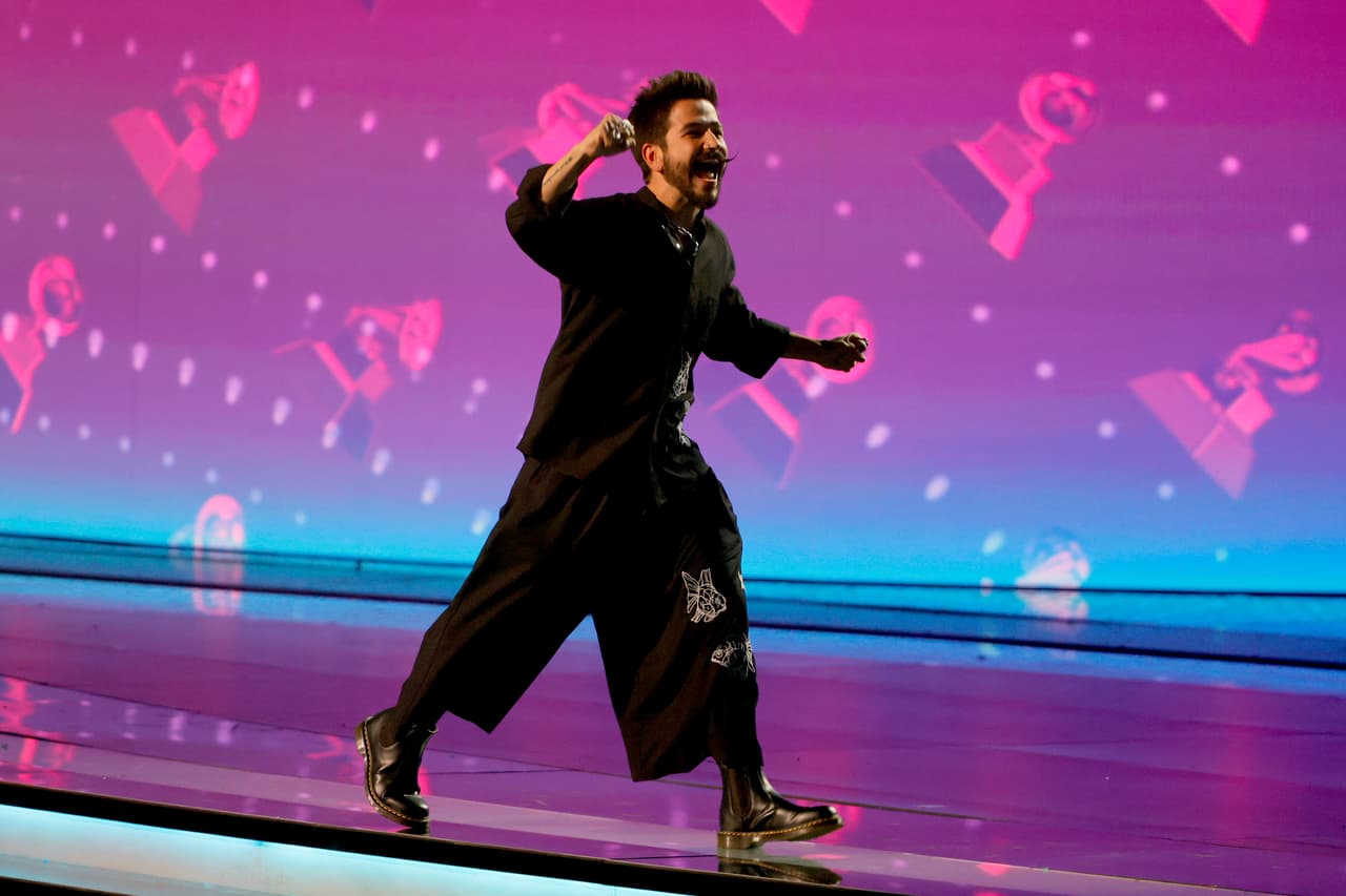 El cantautor colombiano se convirtió en el 
<b><a href="https://www.univision.com/shows/latin-grammy/latin-grammy-2021-camilo-ganador-4-premios-mejores-momentos" target="_blank">máximo ganador de la noche con cuatro galardones</a></b> por Mejor Canción Pop con el tema ‘Vida De Rico’, en Mejor Canción Tropical con ‘Dios Así Lo Quiso’, en la categoría Mejor Fusión/Interpretación Urbana con ‘Tattoo’ y Mejor Álbum Vocal Pop por ‘Mis Manos’.