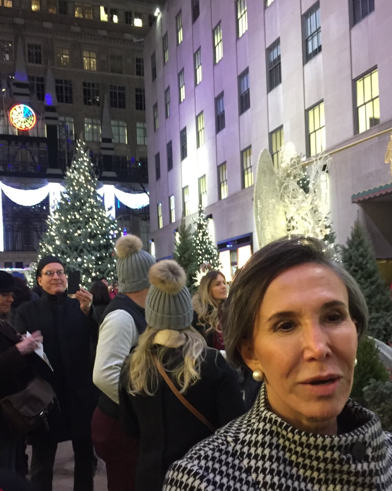 Doña Florinda de paseo con un espíritu muy navideño.