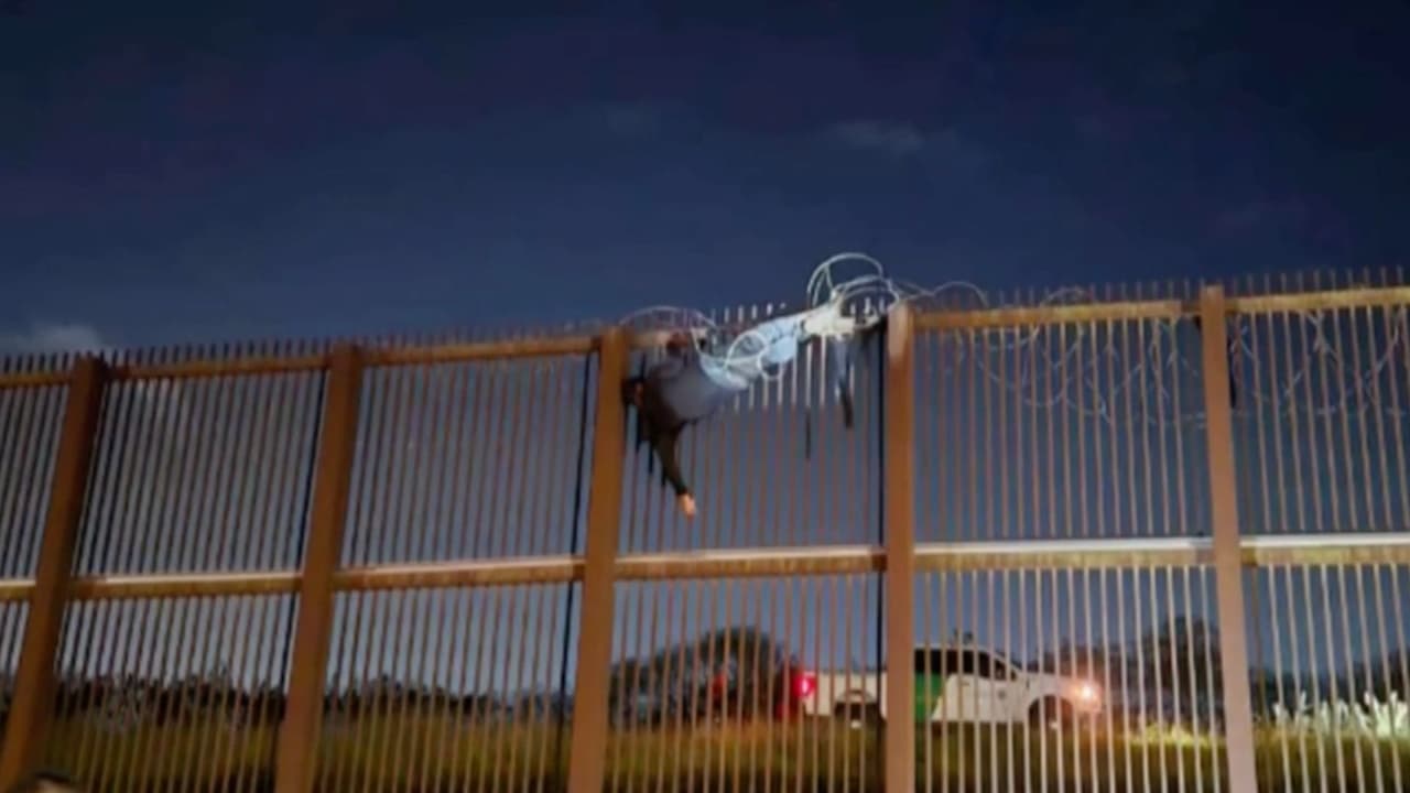 Inmigrante hispana queda atrapada en alambre de púas al intentar saltar una cerca fronteriza