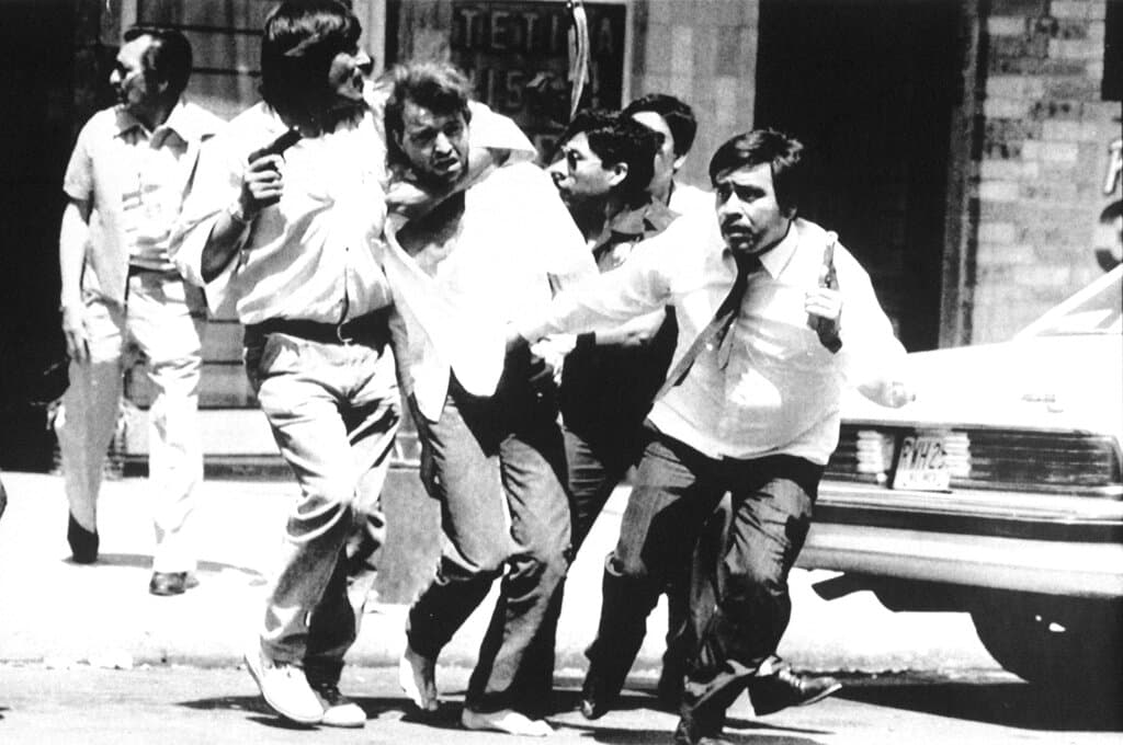 Álvaro de León Valdez (centro) es arrestado por agentes policiales en la Ciudad de México, luego de un prolongado tiroteo entre policías y miembros de la secta narcotraficante que mató a 15 personas, el 7 de mayo de 1989.
<br>