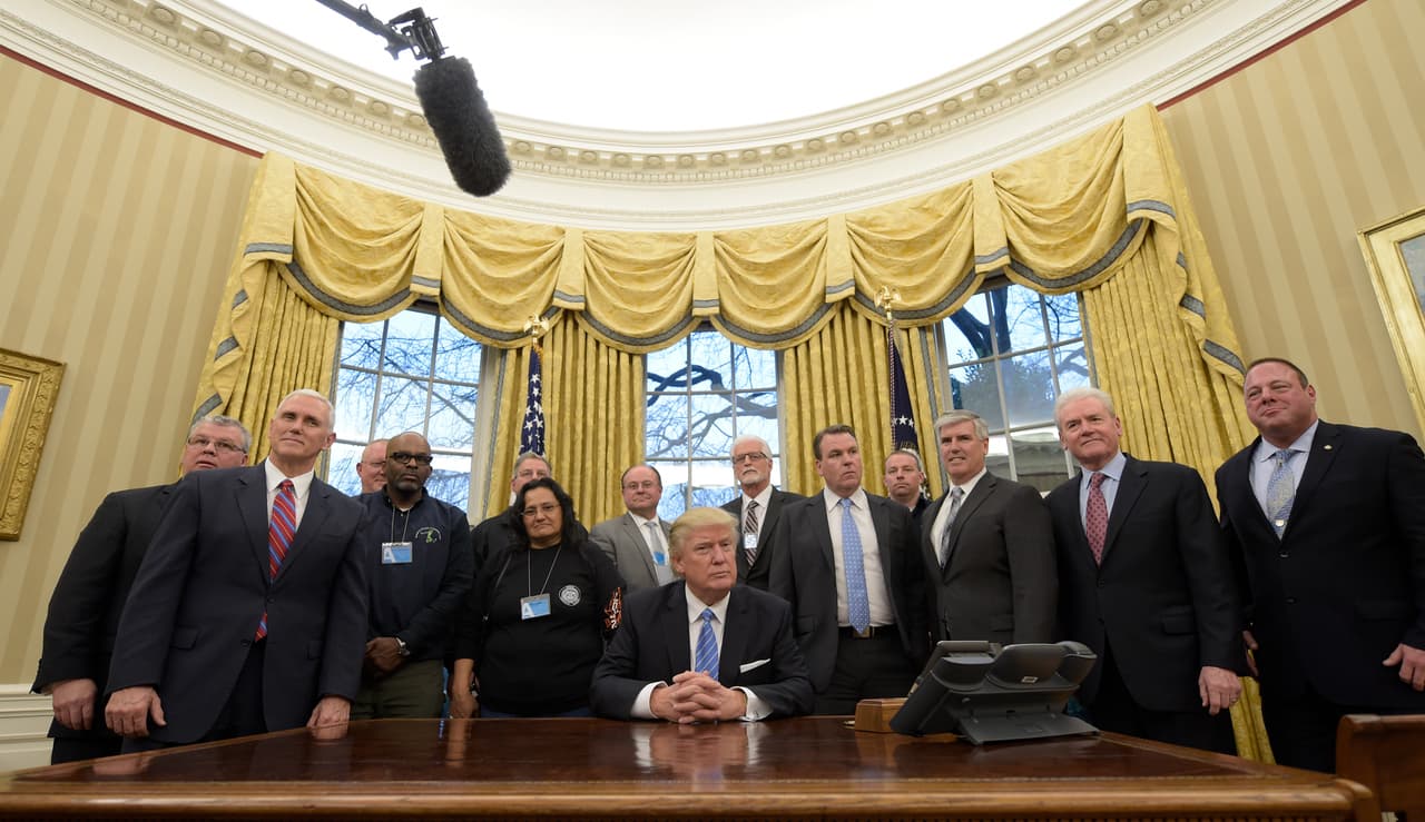 Nueve puntos que explican la denuncia que acusa a Donald Trump de violar la Constitución