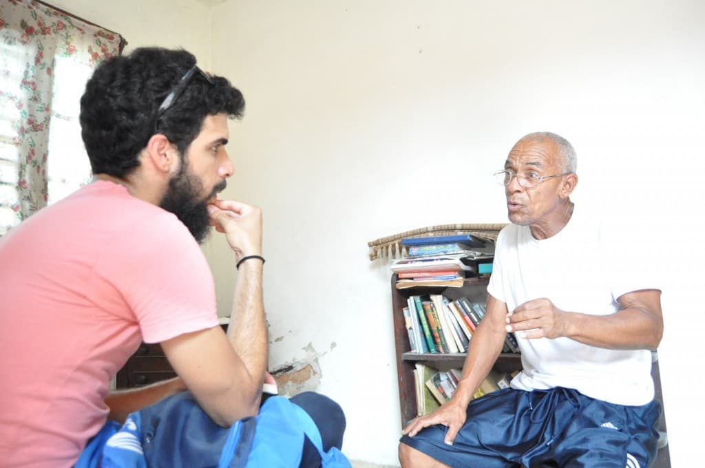 Cuando Charles Hill conversa, lo hace con acento extraño.