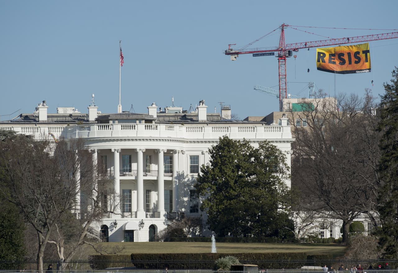 '
<b>Resiste' sobre la Casa Blanca (25 de enero). </b>Una inmensa pancarta con
<b><a href="https://www.univision.com/noticias/politica/resiste-la-bandera-colocada-por-greenpeace-junto-a-la-casa-blanca-fotos-fotos">la palabra “resiste” fue colocada en una grúa</a></b>, justo detrás de la fachada norte del palacio presidencial de EEUU en Washington, desde donde el público puede ver la mansión desde fuera. La organización Greenpeace fue la autora de esta peculiar protesta.