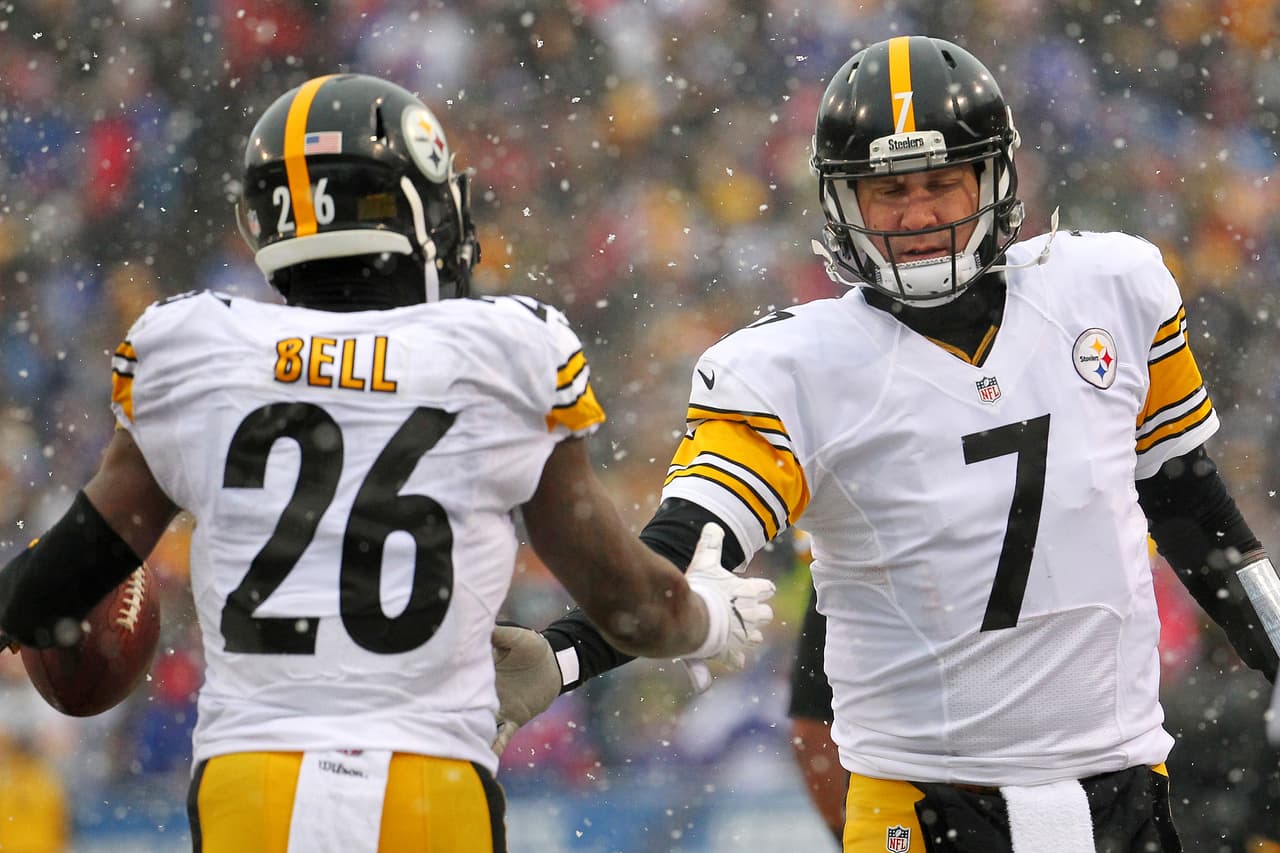 Pittsburgh Steelers quarterback Ben Roethlisberger (7) congratulates teammate running back Le'Veon Bell (26) after Bell scored a touchdown run against the Buffalo Bills during the second half of an NFL football game, Sunday, Dec. 11, 2016, in Orchard Park, N.Y. (AP Photo/Bill Wippert)