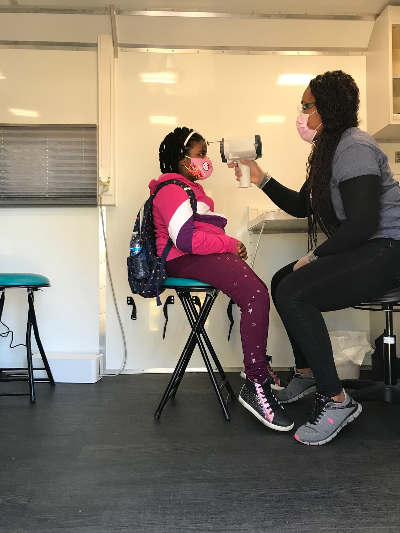 Indicaron que, la seguridad de los estudiantes es de suma importancia, por lo que toman todas las medidas de prevención. Toman la temperatura a las familias y se les pregunta sobre los síntomas del COVID-19 antes de visitar la unidad.
<br>