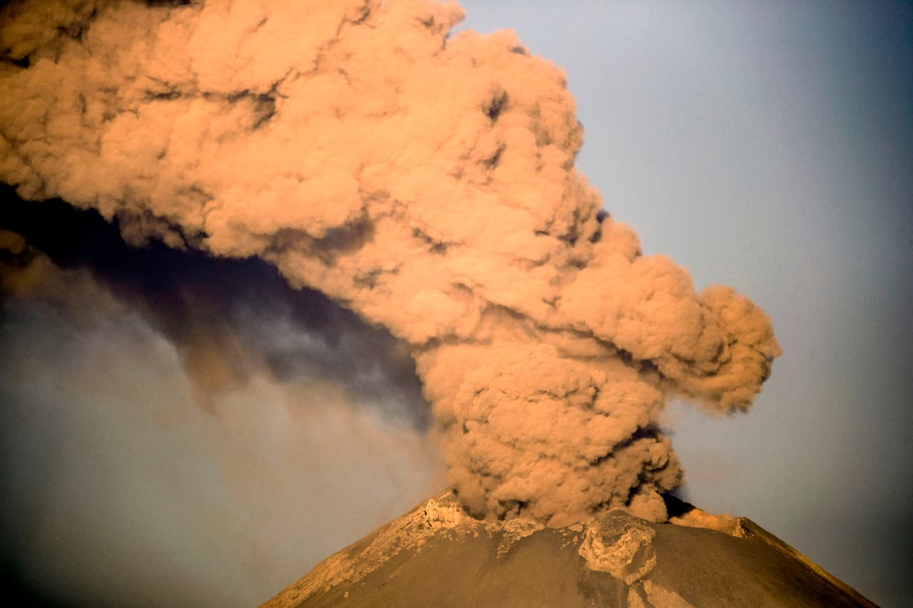 Este jueves, el gobierno mexicano elevó la alerta por la actividad del volcán Popocatépetl, ubicado en el centro del país, luego de que se registraran grandes expulsiones de cenizas, gases y material incandescente. En la foto, el Popocatépetl esta mañana visto desde Puebla.