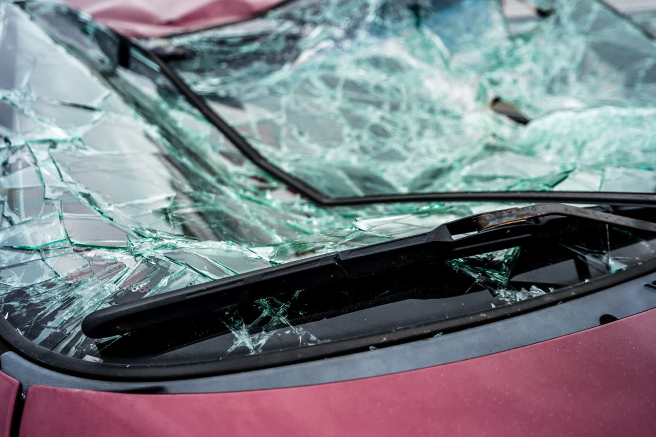 <h3 class="cms-H3-H3">13. Vidrio templado</h3>
<br>
<br>En 1903, el artista e inventor francés Edouard Benedictus estaba jugando en su laboratorio cuando se le cayó un matraz en el que antes había vaciado nitrato de celulosa. Aunque el matraz se rompió, notó que los fragmentos de vidrio permanecieron pegados por los restos del compuesto de celulosa. Benedictus recordó informes de noticias recientes de víctimas de accidentes automovilísticos que sufrieron lesiones graves por parabrisas rotos, por lo que comenzó a perfeccionar un método de laminación de vidrio para evitar que se astillara.
