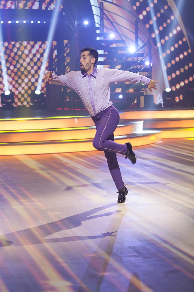 Para la segunda gala, Mike Bahía presentó un baile de salsa, con el tema 'La Rebelión', en el que puso gran entusiasmo, aunque no logró convencer a los jueces. "Te vi angustiado, la espectacularidad de la semana pasada ya no la vi hoy", le dijo Lola Cortés.