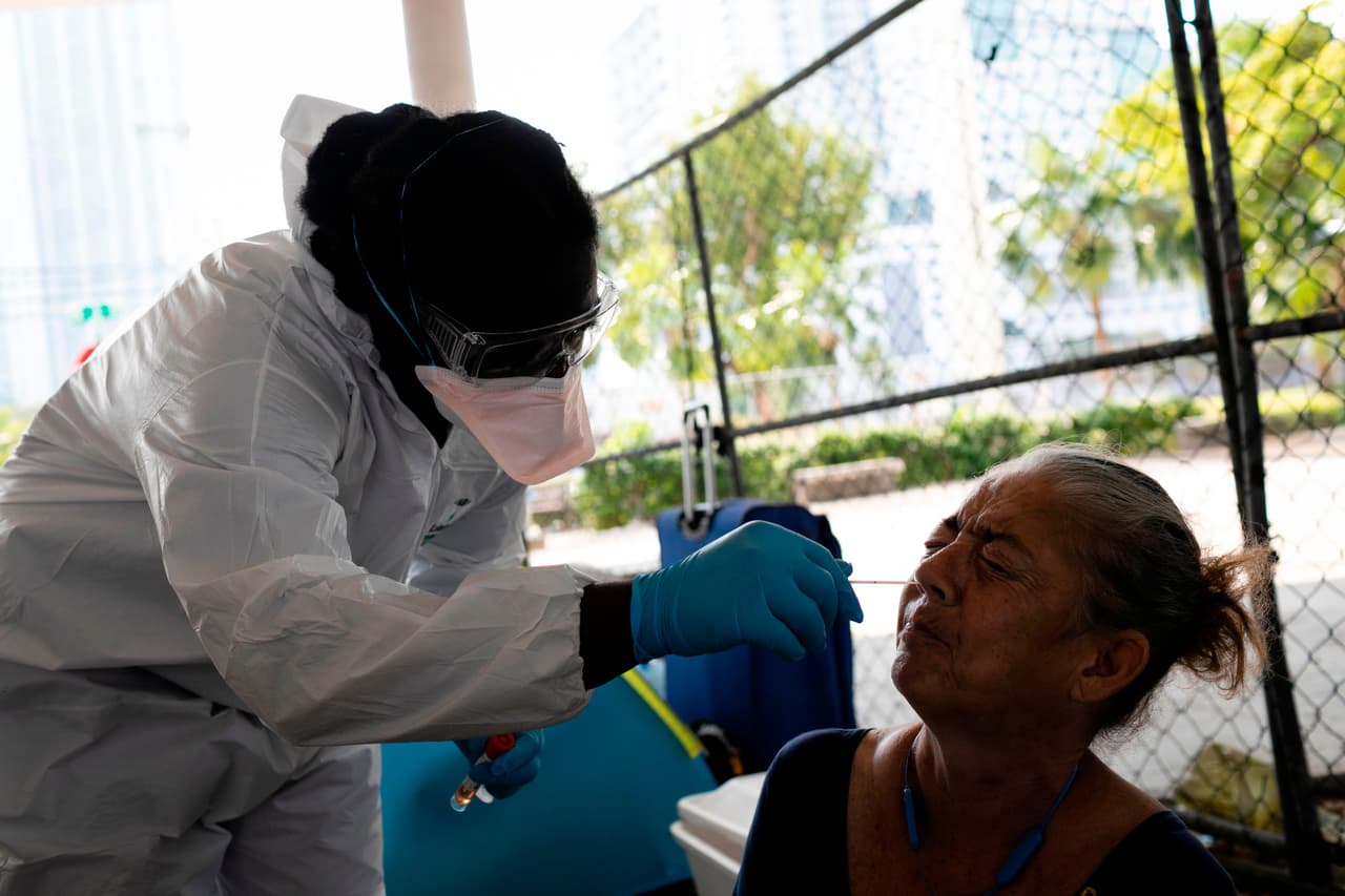“No vamos a descansar hasta que se acabe esta crisis. Las personas con las que trabajamos son las más vulnerables de nuestro país, estado y nación, y muchos tienen más de 65 años”, dijo Ronald Book, director del “Homeless Trust” de Miami-Dade, al Miami Herald. 
<br>