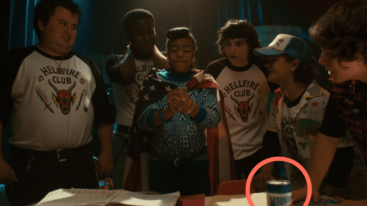 Sin embargo, pocos notaron que mientras juegan una partida importante de ‘Dungeons an Dragons’ con el ‘Hellfire Club’ en la temporada 4, se puede ver que están tomando una versión ochentera de la popular bebida estadounidense Mountain Dew, la cual se popularizó en esta época.