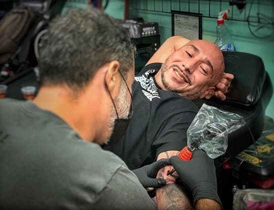 'Cartel crew' es un reality show sobre la vida cotidiana de personas que, por sus familiares, tuvieron en el pasado conexiones con los carteles de la droga. Se muestra cómo intentan llevar con "normalidad" su vida mientras manejan los efectos que ese mundo ha tenido en ellos. El show se encuentra en su segunda temporada.