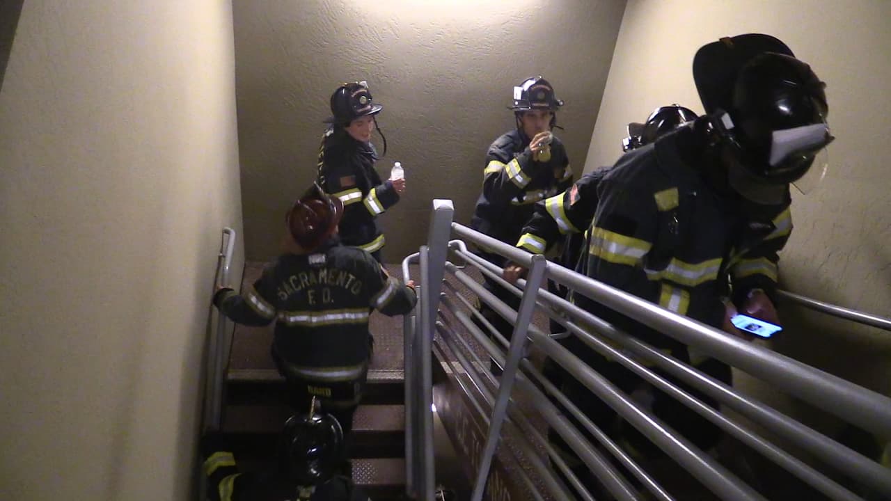 Bomberos de California suben a pie un edificio de Sacramento en homenaje a las víctimas de 9/11