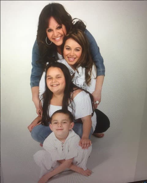 En nuestro programa Íntimamente Compartiendo entre Amigas, Chiquis te hará derramar lágrimas con su narración y revelaciones.